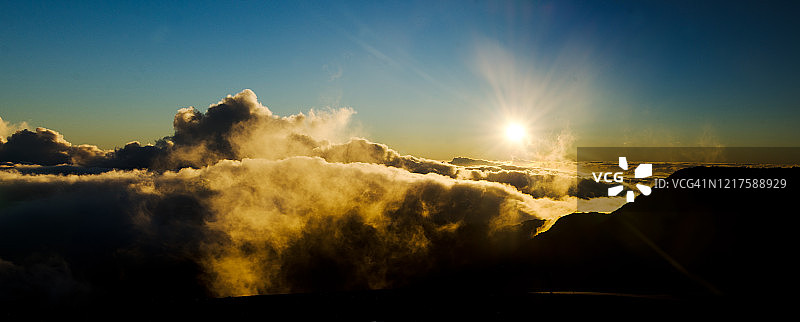 穿过云层的日出图片素材