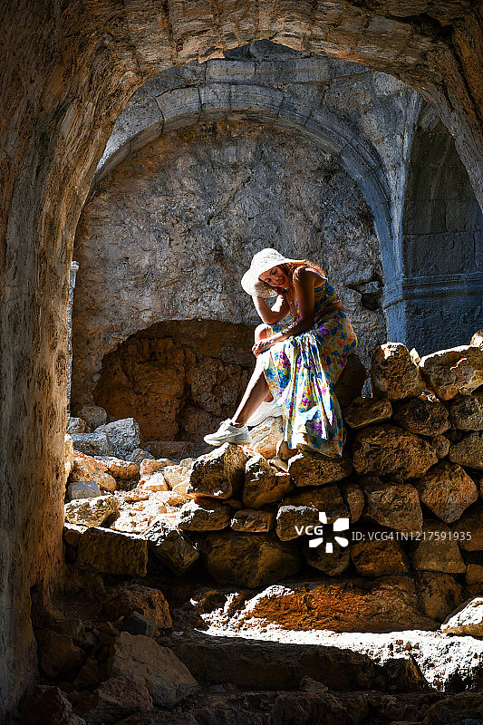 在岛上废墟中旅行的女人图片素材