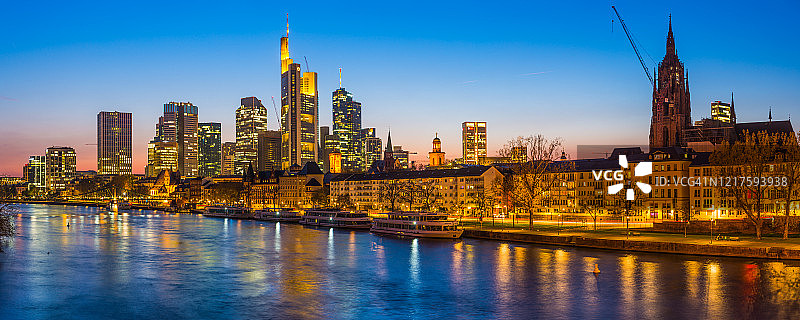 法兰克福在夕阳下闪耀的摩天大楼，美因河畔全景，德国图片素材