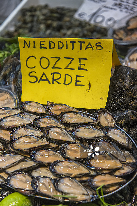 卡利亚里圣贝内代托市场出售的新鲜贻贝图片素材