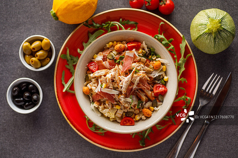 碗装鸡肉沙拉图片素材