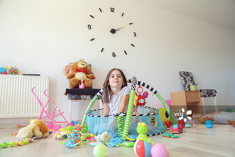 小女孩在客厅里玩玩具图片素材