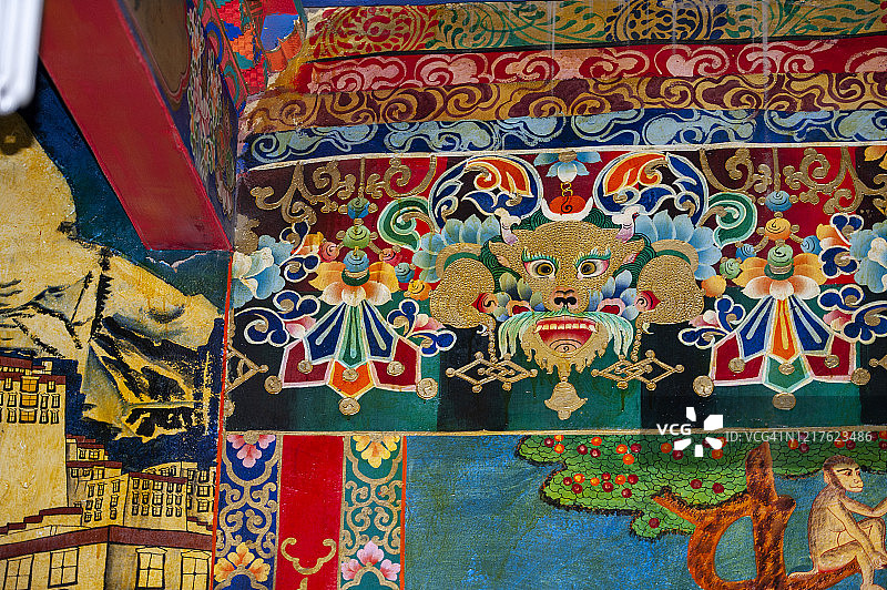 中国西藏房屋的彩色外墙装饰图片素材