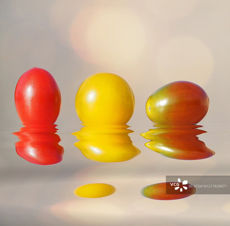 阳光照射下水面上的樱桃番茄图片素材