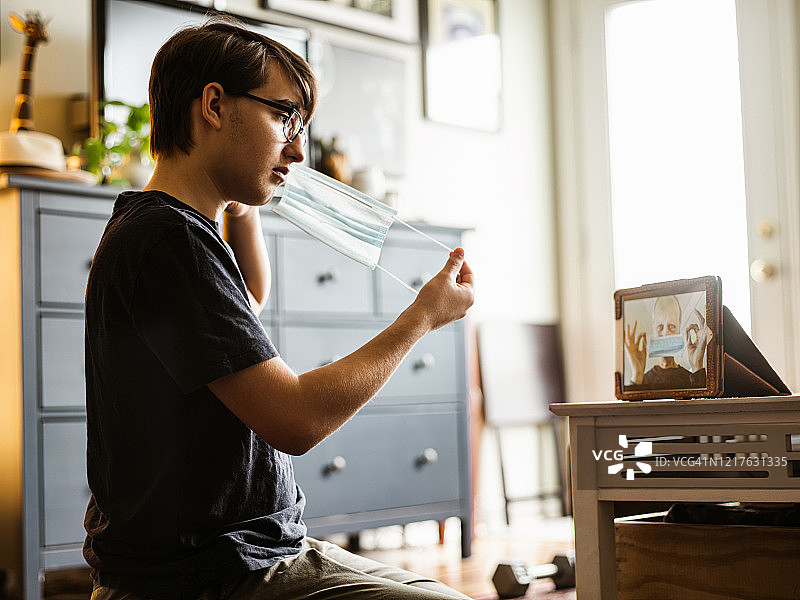 新冠疫情期间与爷爷交谈图片素材