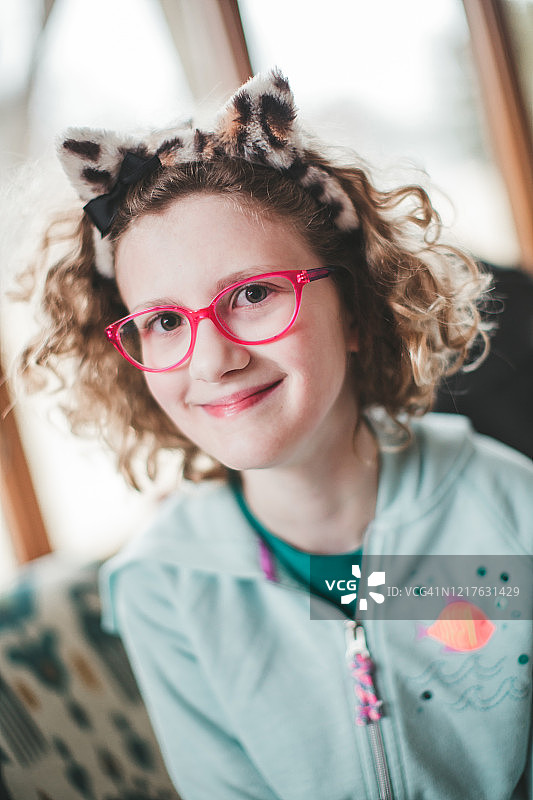 卷发女孩肖像图片素材