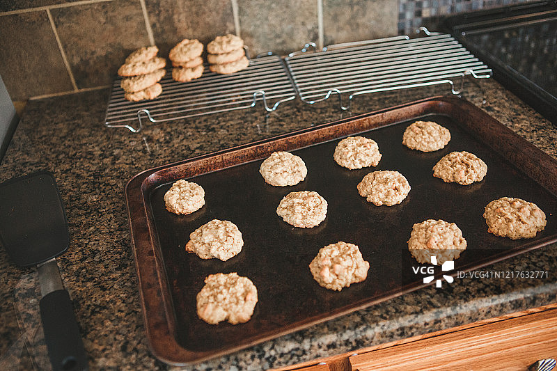 新鲜出炉的饼干图片素材