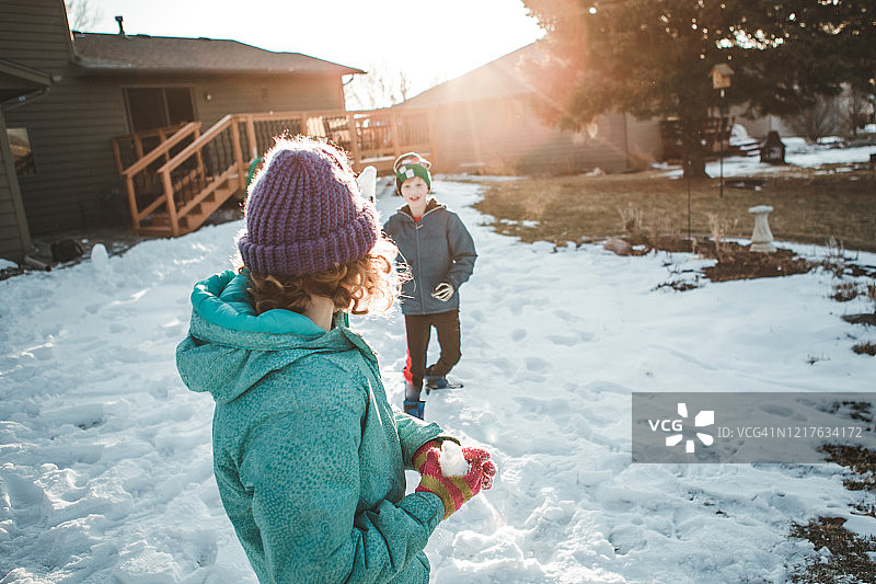 孩子们打雪仗图片素材