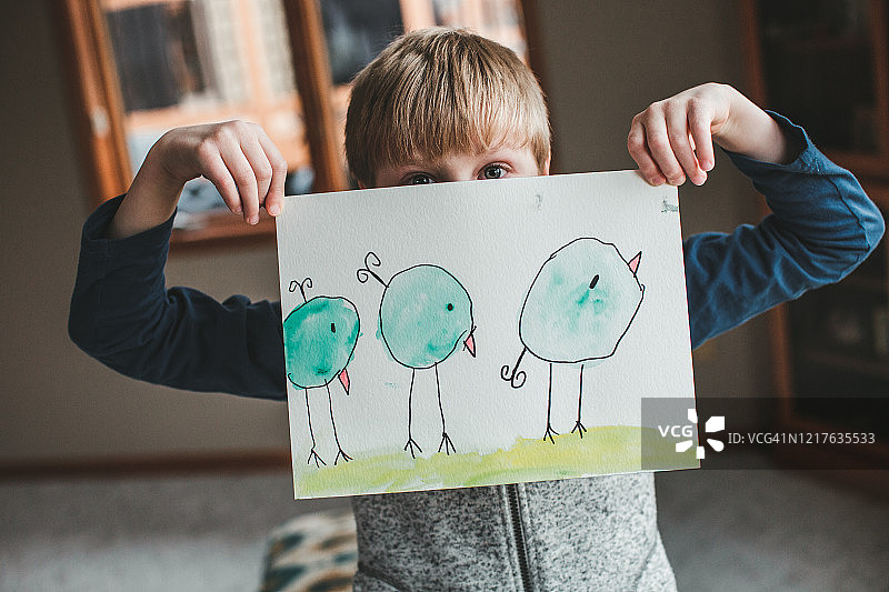 男孩炫耀艺术作品图片素材