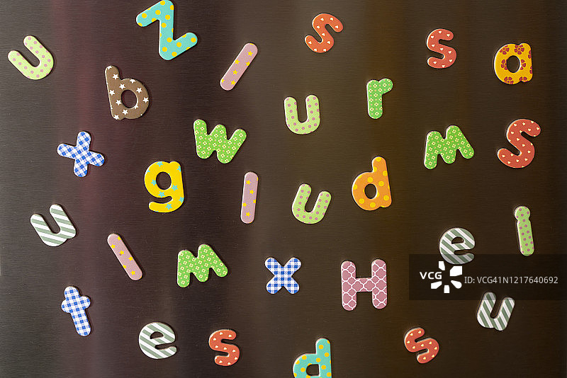 凌乱的磁性字母图片素材