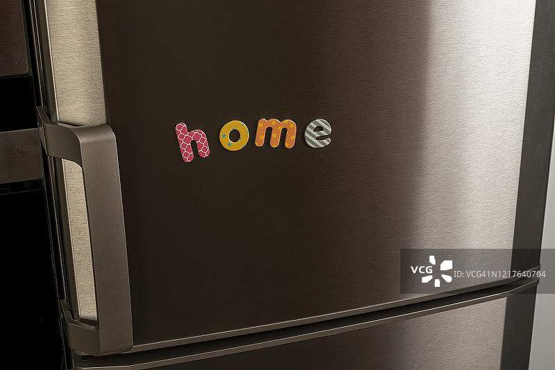 用磁性字母拼出单词“家”图片素材