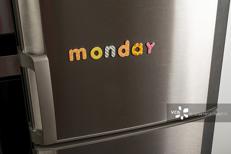 用磁性字母拼出单词“星期一”图片素材