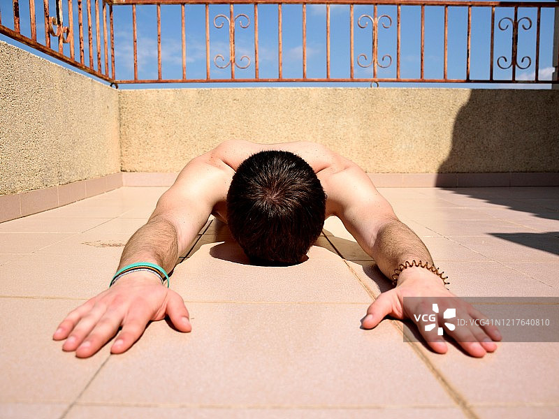 在家中露台上锻炼的青少年男孩图片素材