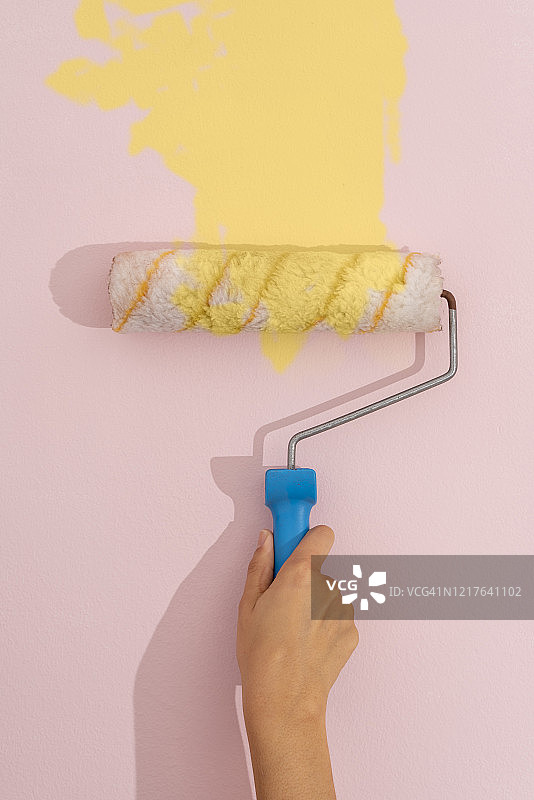 家居装修DIY滚筒刷墙图片素材