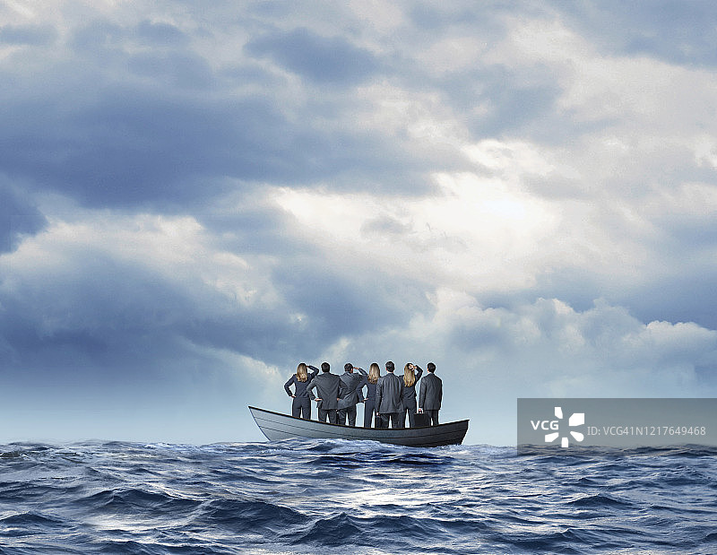 在海洋中划船的商务人士图片素材