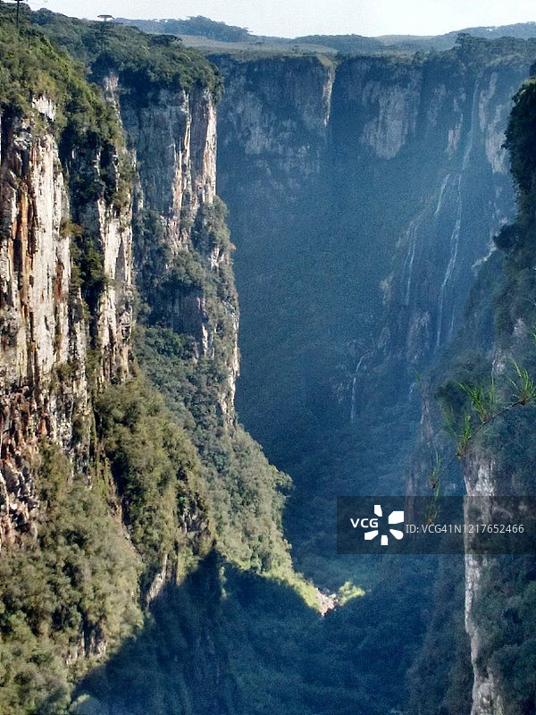 新娘面纱瀑布，南里奥格兰德州最大的瀑布，位于阿帕拉多斯达塞拉国家公园的伊泰因贝济尼奥峡谷图片素材