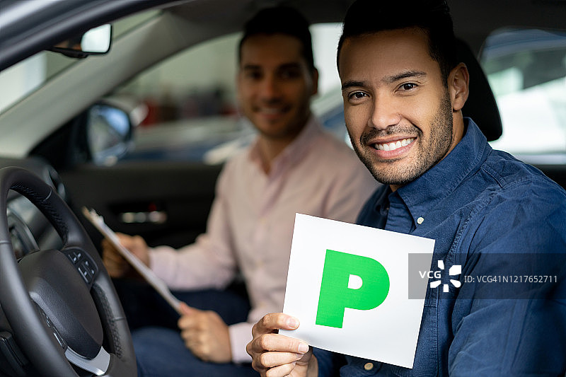 在经销商处购买汽车的幸福男人图片素材