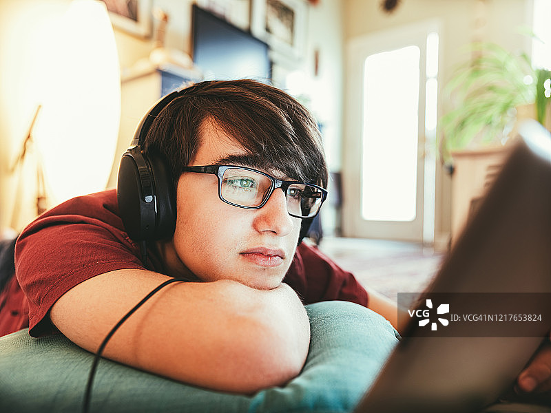 新冠肺炎疫情期间的家庭教育图片素材