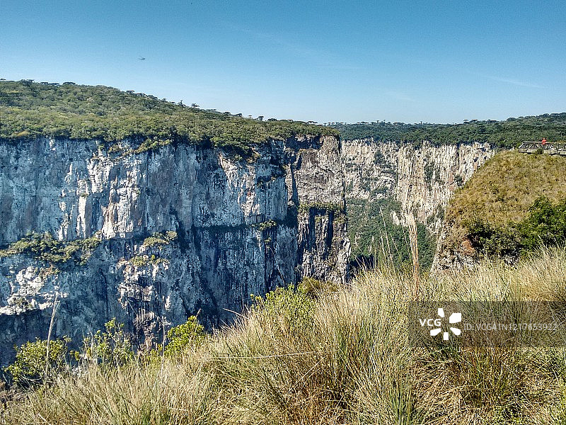 位于巴西南里奥格兰德州阿帕拉多斯-达塞拉国家公园的伊泰姆贝济尼奥峡谷图片素材