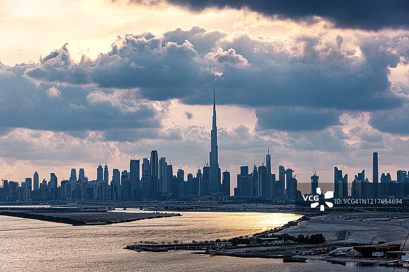 日落时分的哈利法塔图片素材