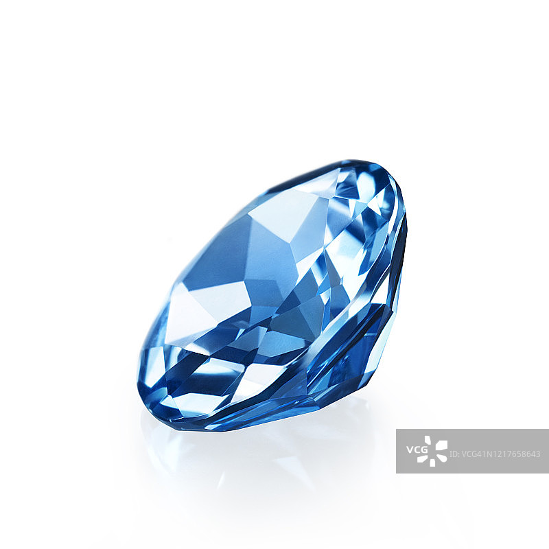 蓝色蓝宝石在白色表面上的斜视特写图片素材