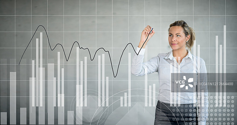 商务女性在办公室绘制增长图图片素材