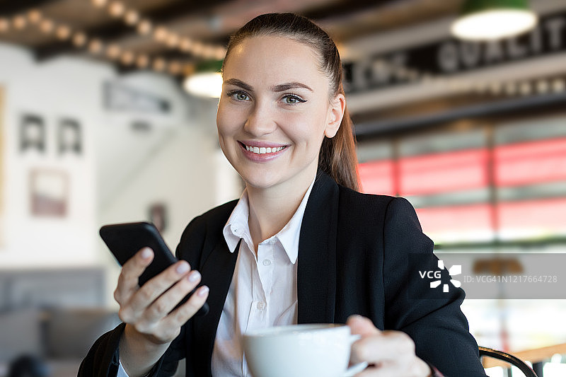 女商人在咖啡馆发短信图片素材