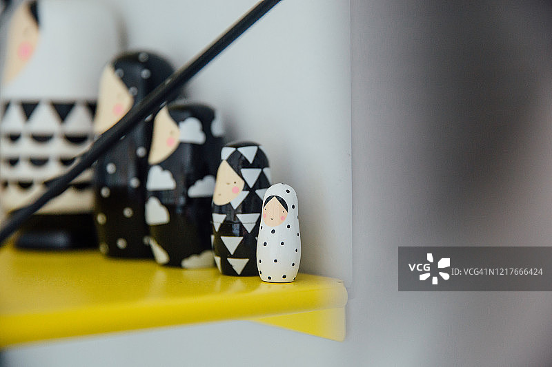 黄色架子上的黑白套娃图片素材