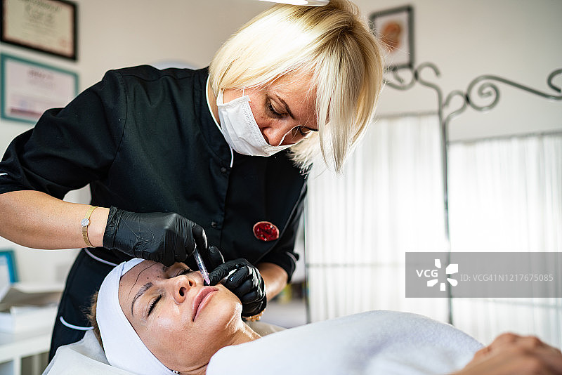 美容师进行注射图片素材