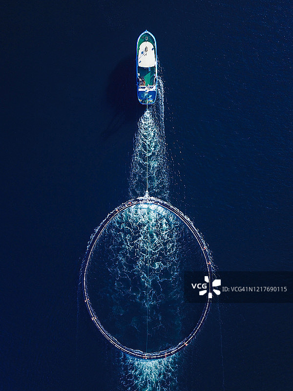 渔船拖曳的鱼场笼子鸟瞰图图片素材