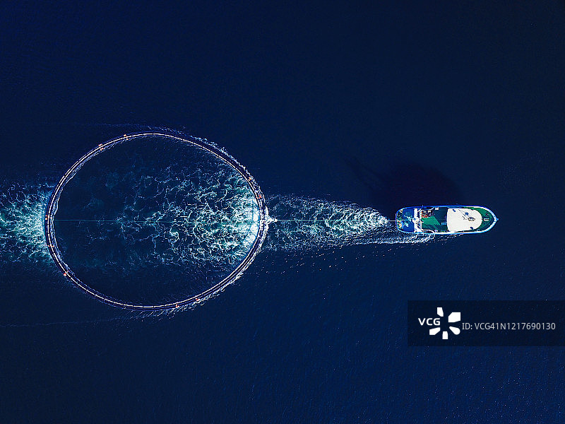 渔船拖曳的鱼场笼子鸟瞰图图片素材