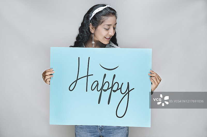 快乐的女人手持标牌图片素材