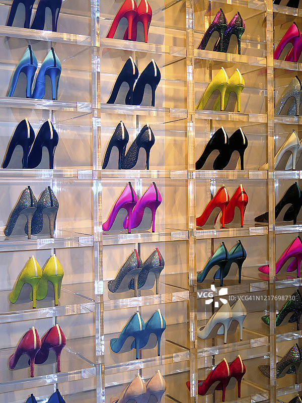 鞋店里展示的女士鞋子图片素材