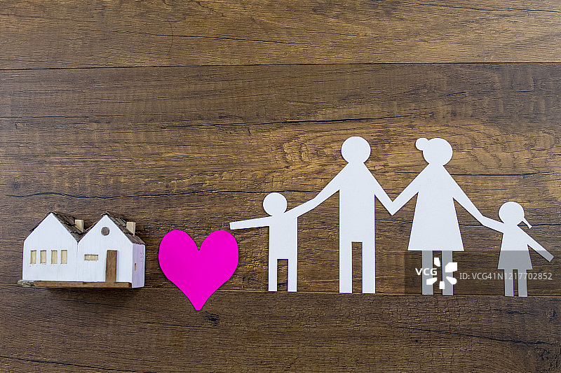 木纹背景上的保险概念剪纸：人寿保险、家庭保险、家庭保险图片素材