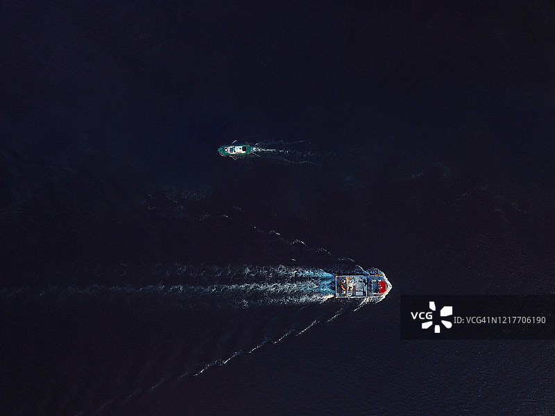 两艘船相向而行航拍图片素材