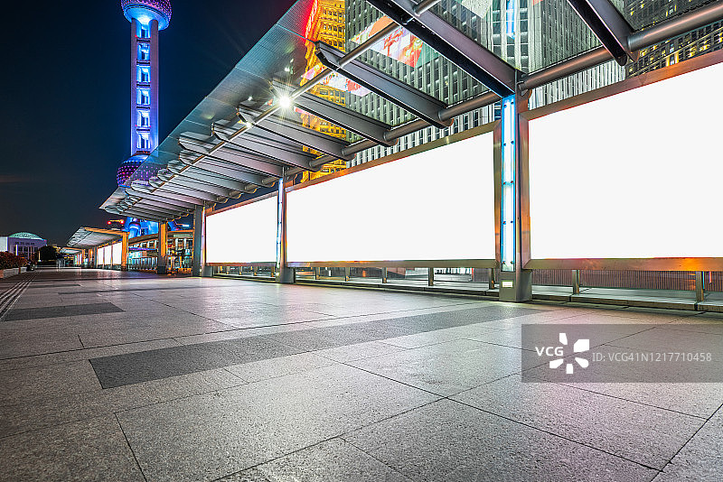 中国上海浦东陆家嘴金融区人行道上的广告牌夜景图片素材