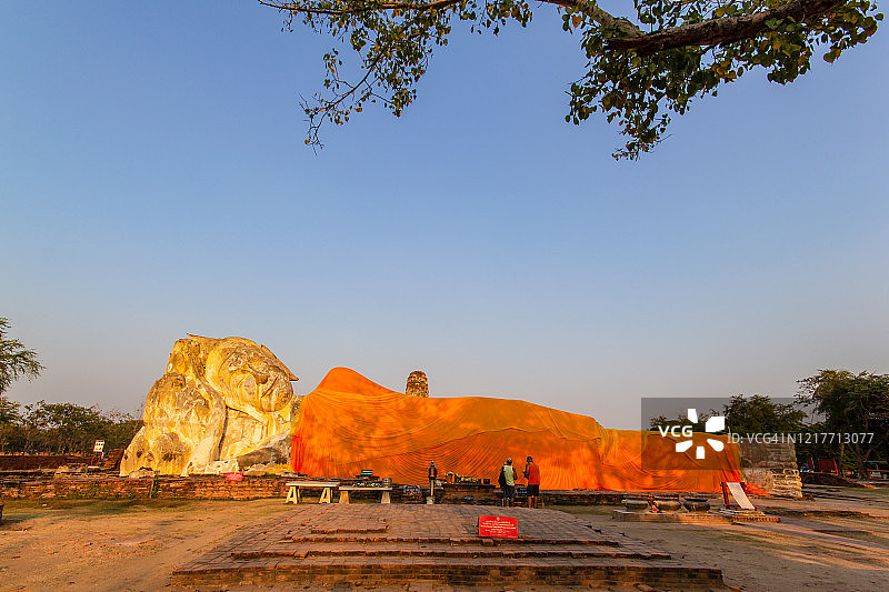 阿瑜陀耶历史公园卧佛寺的巨型佛像图片素材