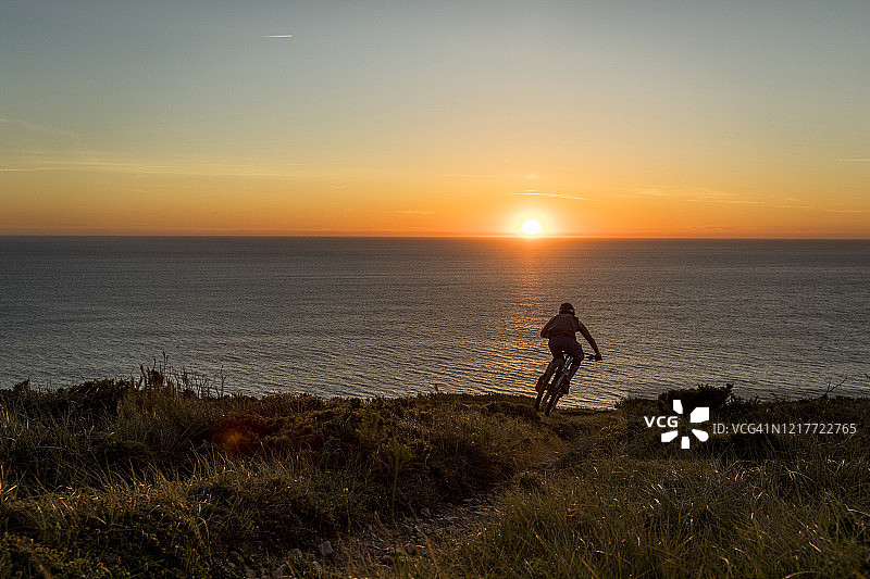 在葡萄牙骑山地自行车的男运动员图片素材