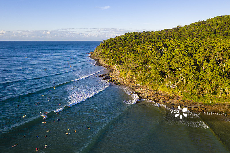 从上方看到的努萨国家公园海洋中的冲浪者图片素材
