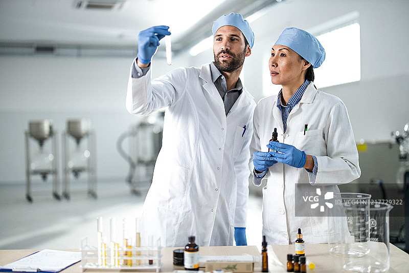 化学家在实验室分析试管中的液体图片素材