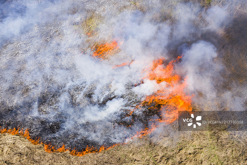 田野火灾烟雾航拍图片素材