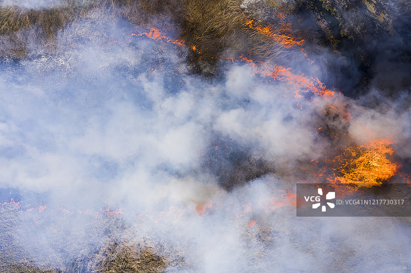 田野火灾烟雾航拍图片素材