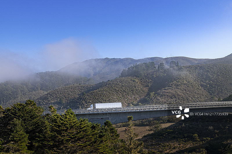 1号高速公路上桥上的半挂卡车图片素材