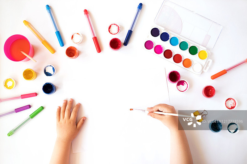 儿童在白纸上绘画特写图片素材