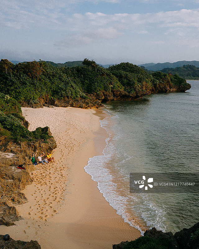 日落时分从上方拍摄的日本西表岛隐蔽热带海滩图片素材