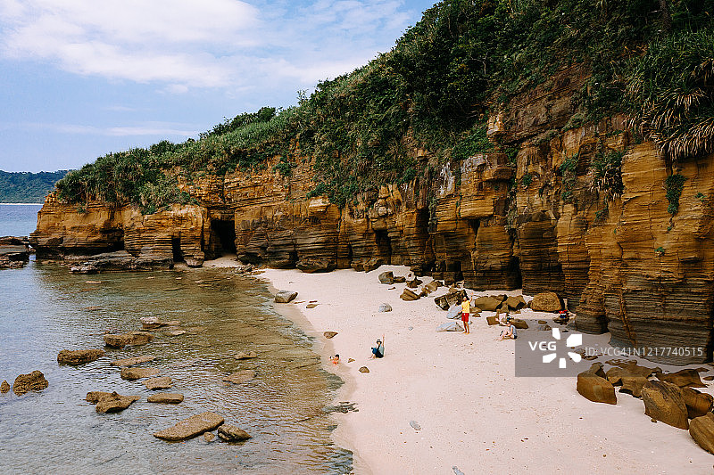 冲绳，日本田园诗般的热带海滩悬崖鸟瞰图图片素材