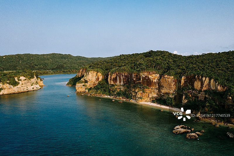 日本冲绳县西表岛红树林河口和海滩的航拍景色图片素材