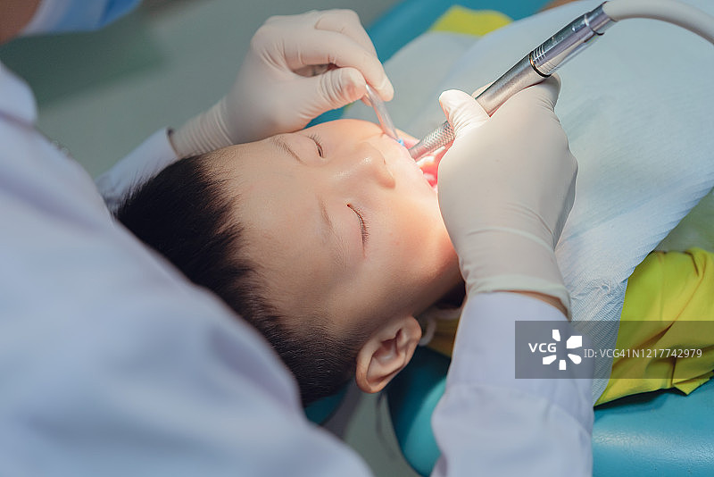 牙医检查男孩的牙齿图片素材