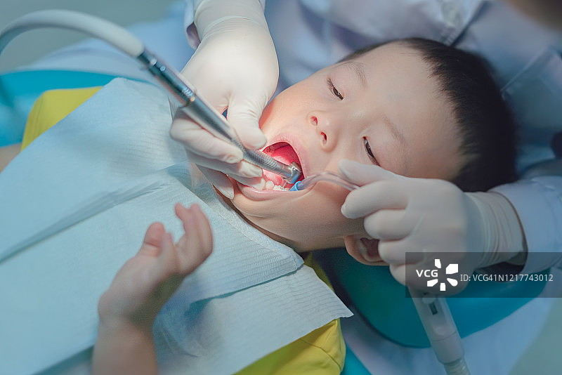 牙医检查男孩的牙齿图片素材