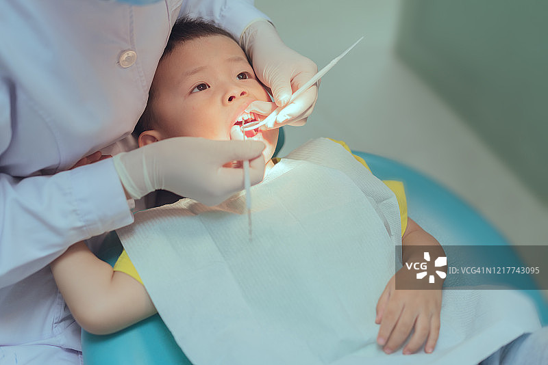 儿童接受牙科检查图片素材